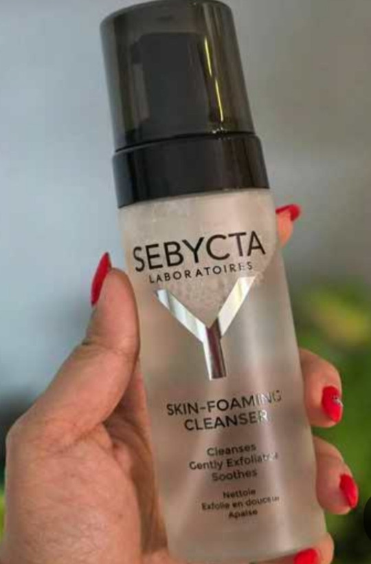 فوم شست و شوی صورت سبیکتا بافت فوم ،سبک و فاقد مواد مضر