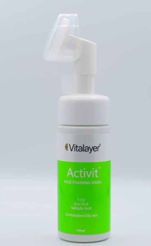 فوم شستشو صورت ویتالیر مناسب پوست چرب همراه با فیس براش سیلیکونی